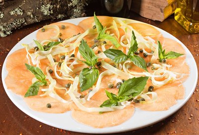 Carpaccio-di-Salmone-Sedano-e-Capperi-1550497478860